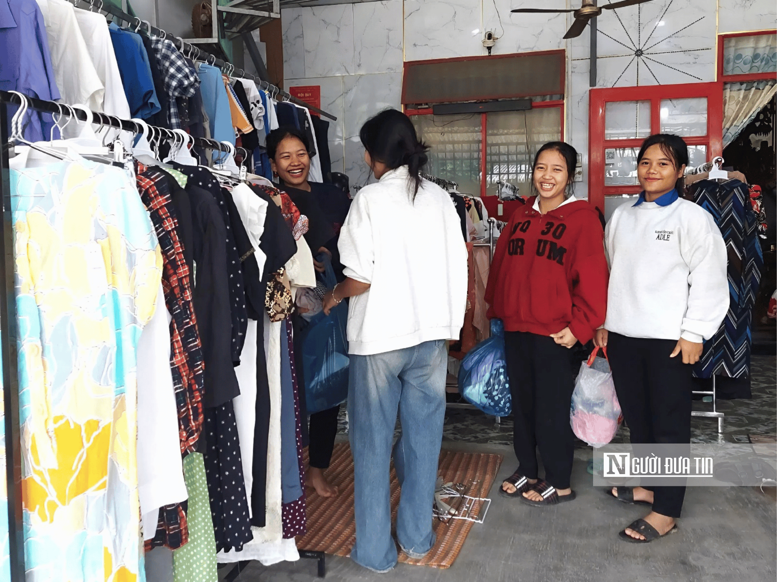 Đông ấm từ miền xuôi gửi lên miền ngược qua những cửa hàng 0 đồng ở vùng cao Đà Nẵng - Ảnh 5.