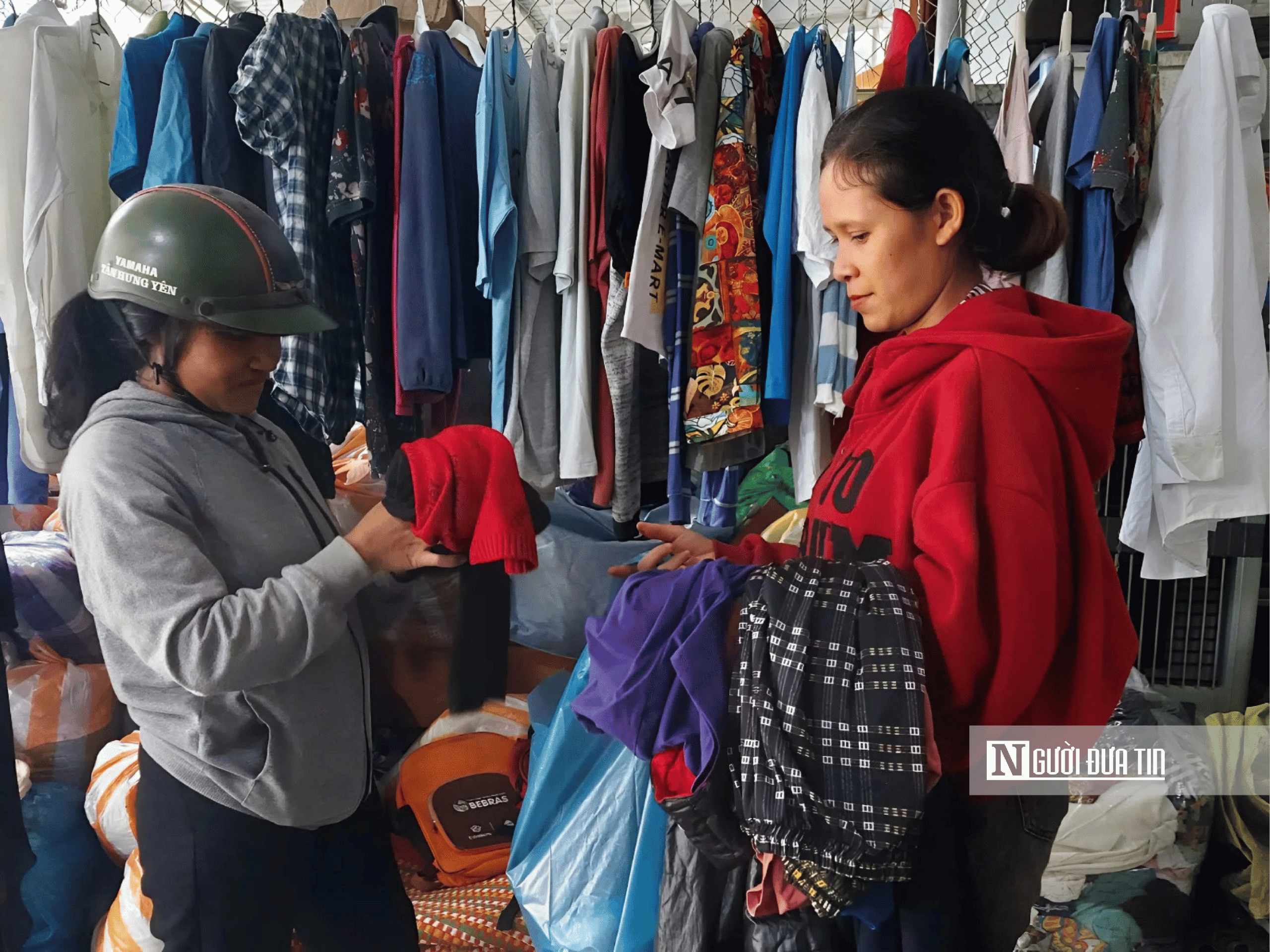 Đông ấm từ miền xuôi gửi lên miền ngược qua những cửa hàng 0 đồng ở vùng cao Đà Nẵng - Ảnh 3.