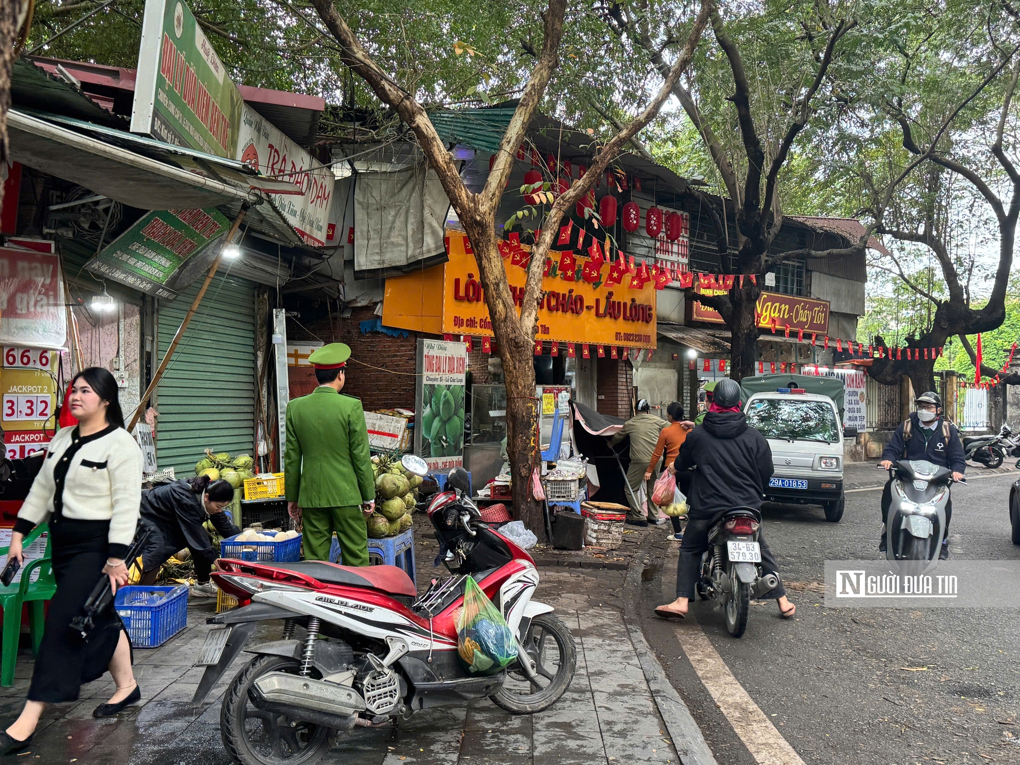 Quyết dẹp chợ cóc, chợ tạm, trả lại vỉa hè cho người dân- Ảnh 1.