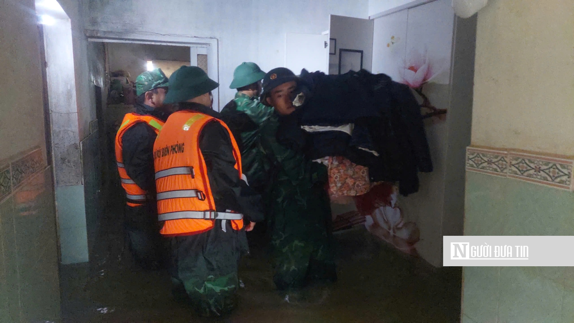 Cận cảnh Công an, Bộ đội ở Gia Lai dầm mình trong lũ dữ ứng cứu người dân- Ảnh 7.