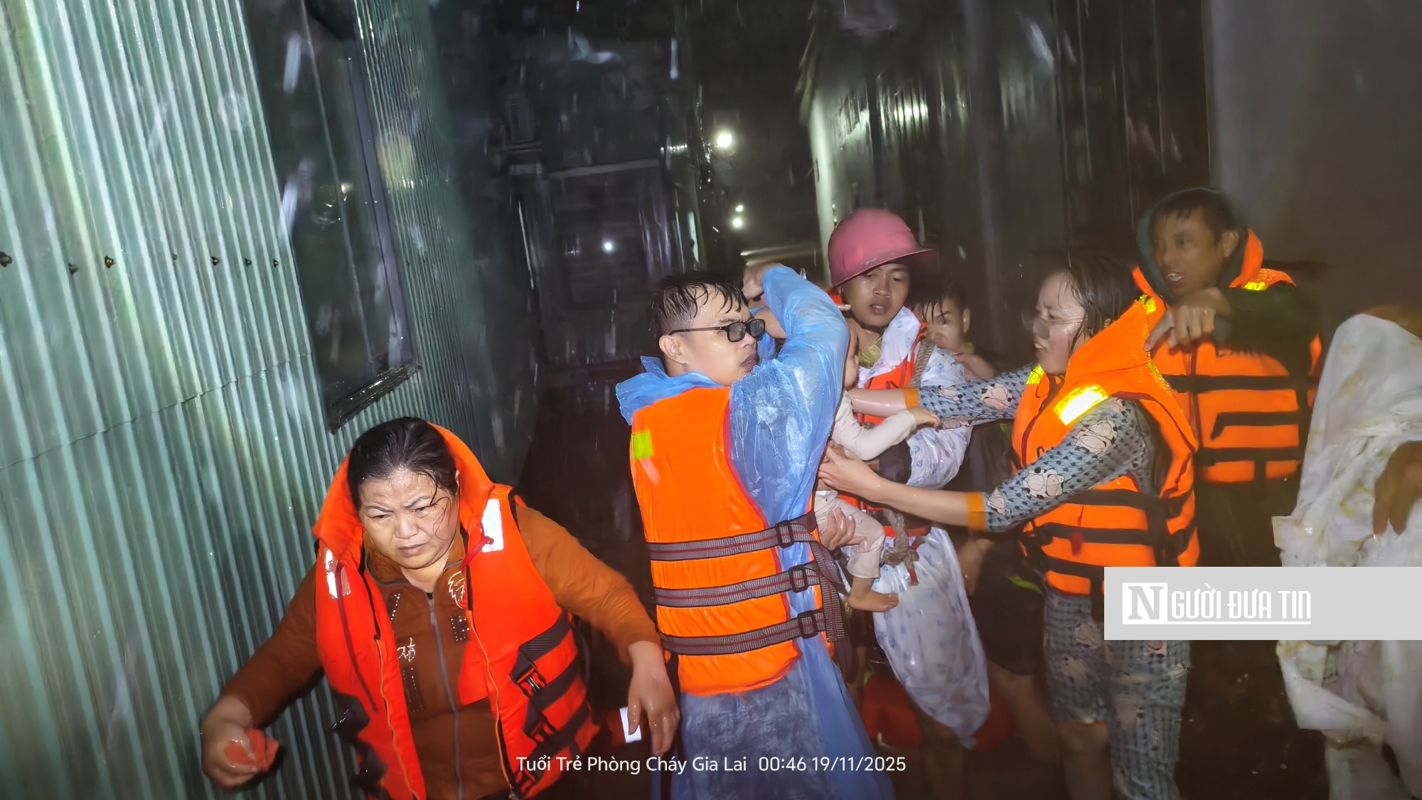 Cận cảnh Công an, Bộ đội ở Gia Lai dầm mình trong lũ dữ ứng cứu người dân- Ảnh 2.