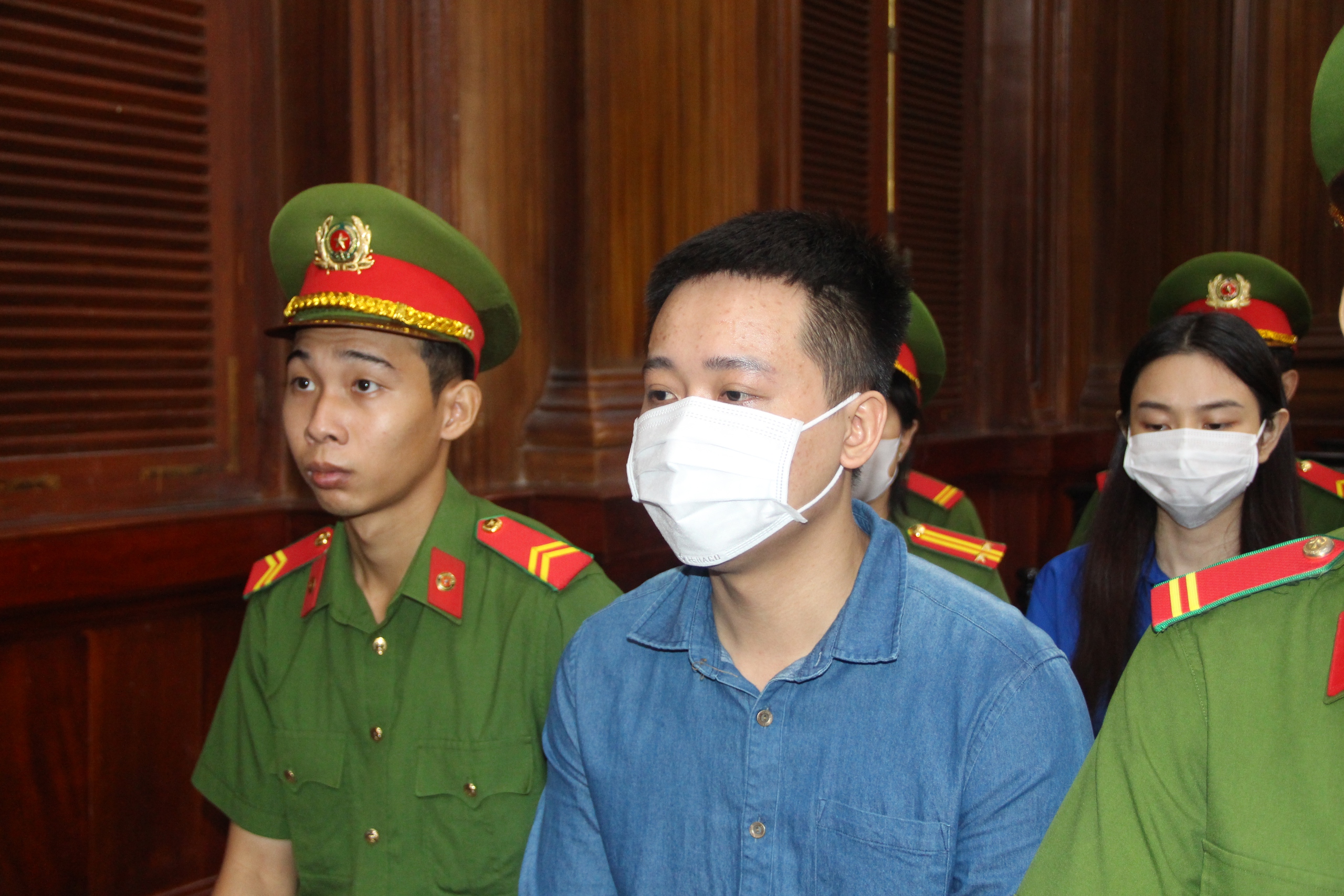 Vụ án kẹo Kera: Hoa hậu Thùy Tiên và đồng phạm từ ánh đèn livestream đến vành móng ngựa- Ảnh 5. Vụ án kẹo Kera: Hoa hậu Thùy Tiên và đồng phạm từ ánh đèn livestream đến vành móng ngựa- Ảnh 5.