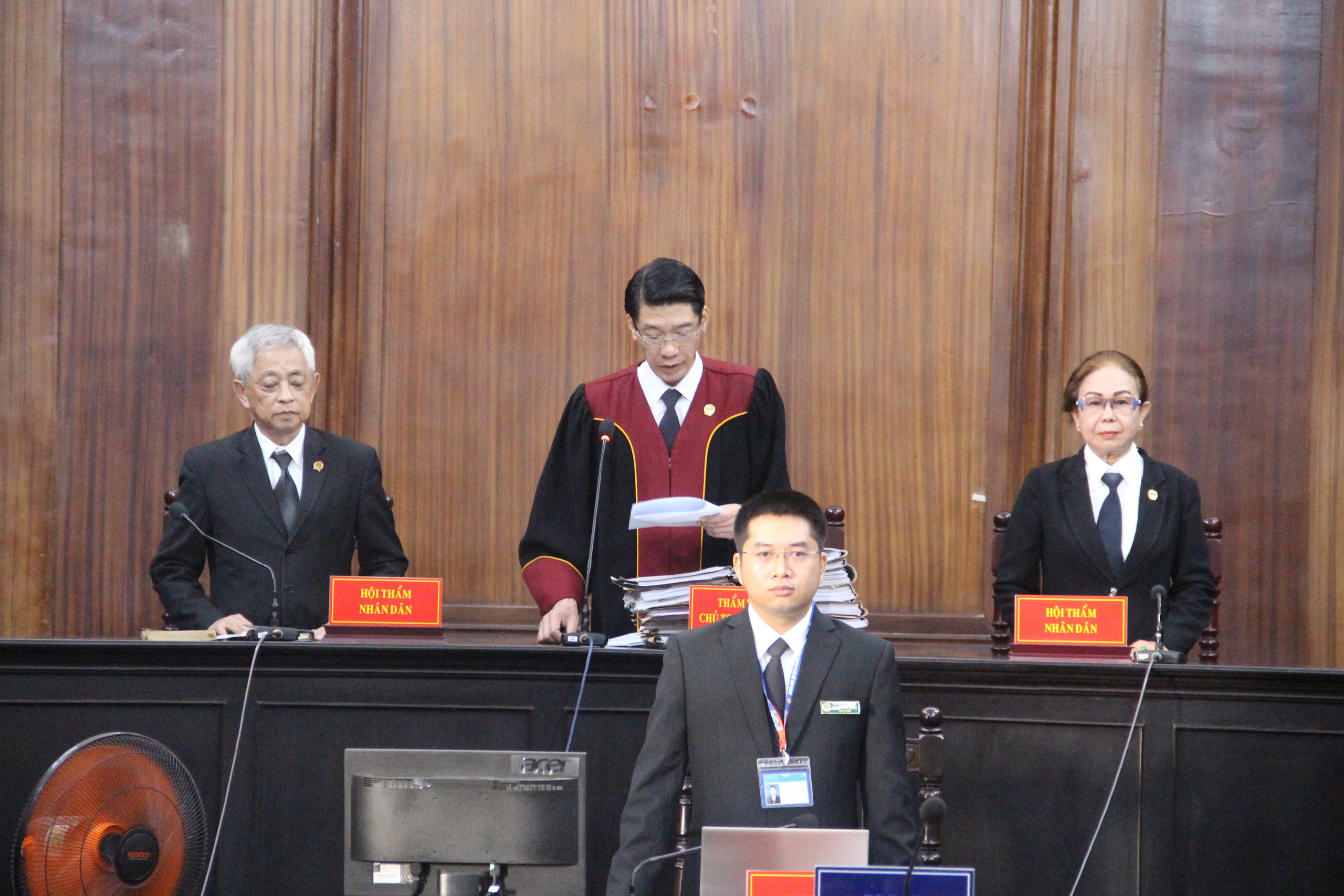 Vụ án kẹo Kera: Hoa hậu Thùy Tiên và đồng phạm từ ánh đèn livestream đến vành móng ngựa- Ảnh 13. Vụ án kẹo Kera: Hoa hậu Thùy Tiên và đồng phạm từ ánh đèn livestream đến vành móng ngựa- Ảnh 13.