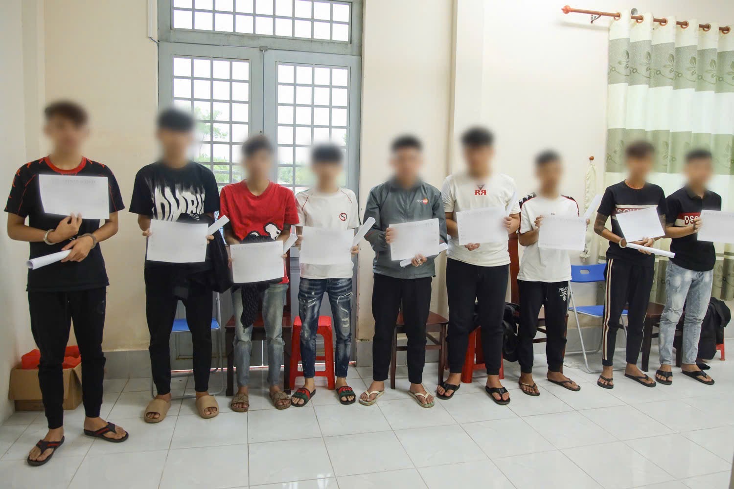 Dàn cảnh cướp điện thoại để xoá dữ liệu riêng tư, nhóm "trẻ trâu" bị khởi tố- Ảnh 1.