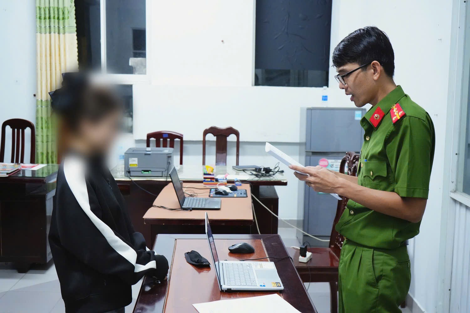 Dàn cảnh cướp điện thoại để xoá dữ liệu riêng tư, nhóm "trẻ trâu" bị khởi tố- Ảnh 4.