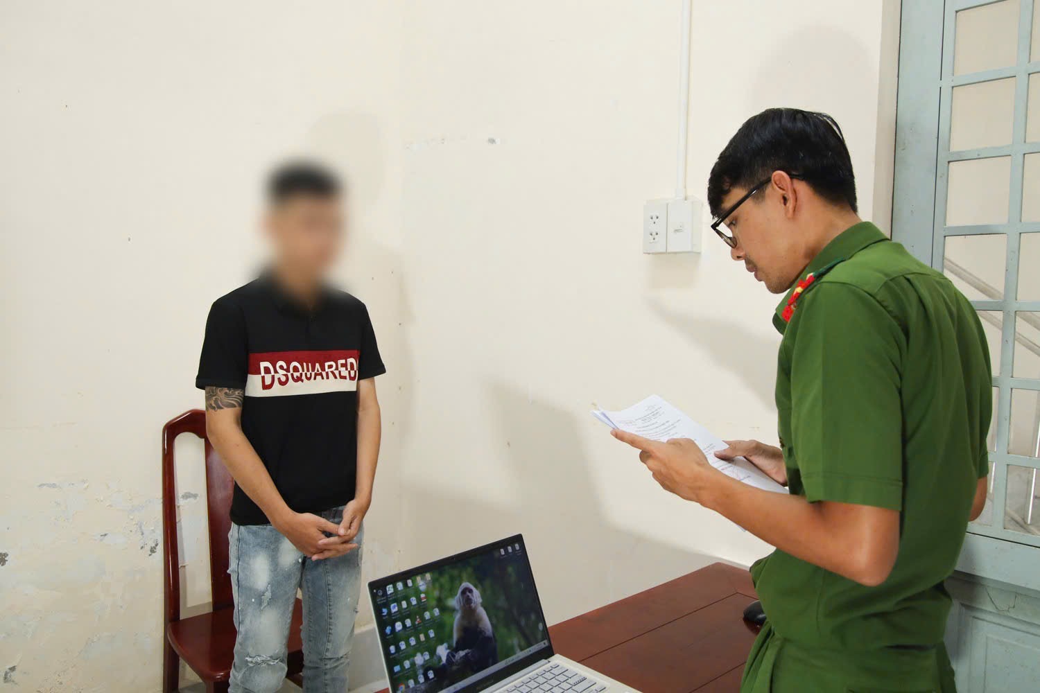 Dàn cảnh cướp điện thoại để xoá dữ liệu riêng tư, nhóm "trẻ trâu" bị khởi tố- Ảnh 2.