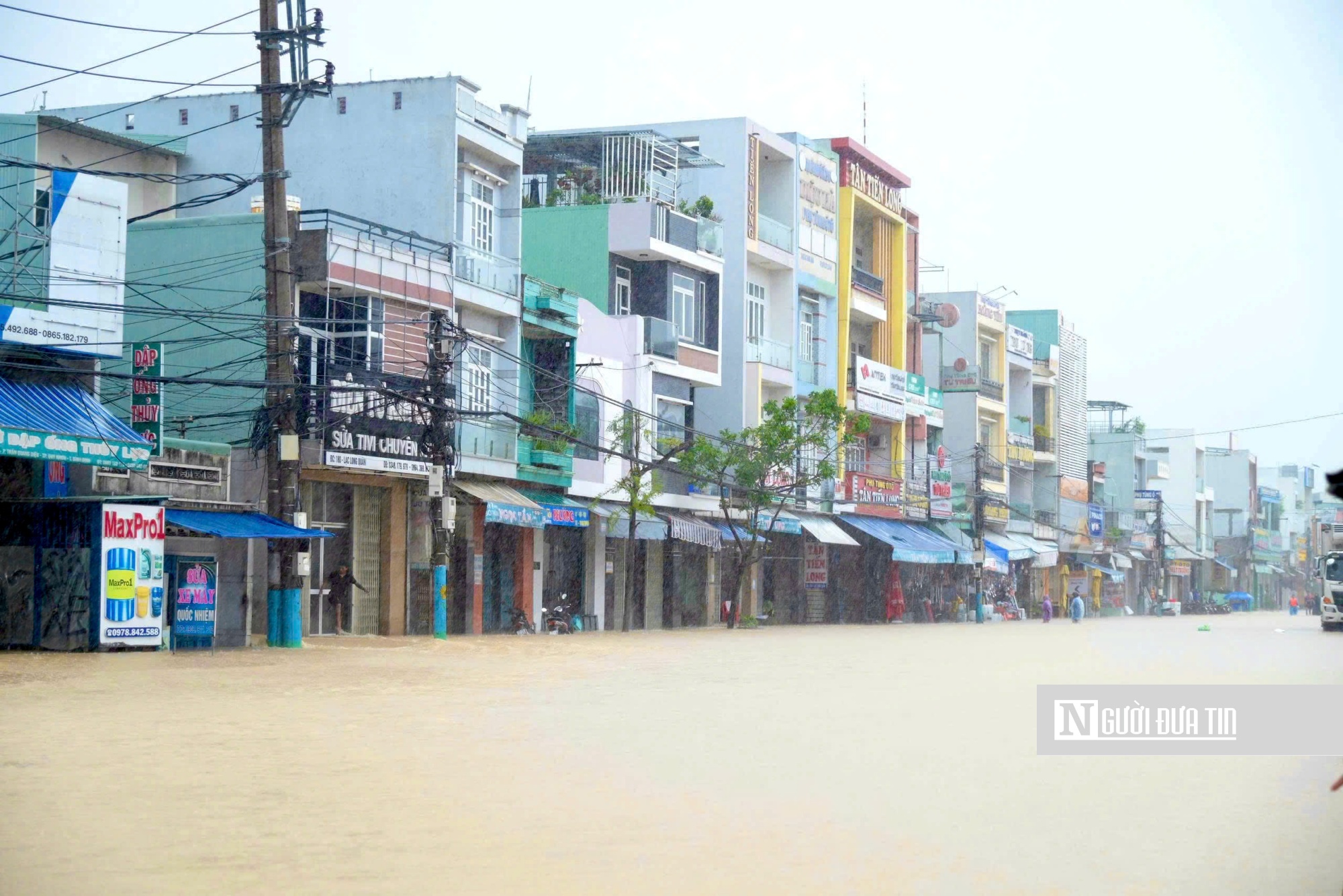 Gia Lai: Nước lũ dồn dập ngập trên mức lịch sử năm 1999, người dân liên tục gọi cứu hộ- Ảnh 2.