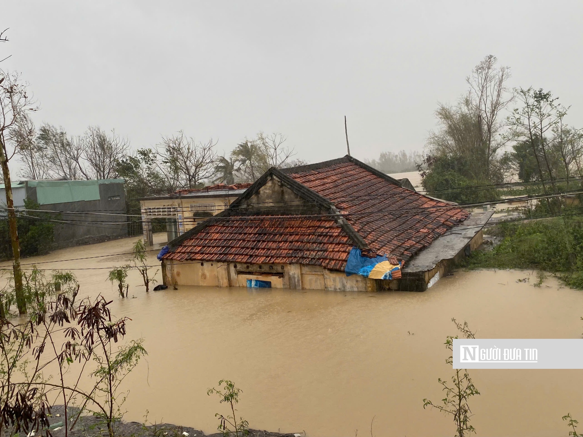 Gia Lai: Nước lũ dồn dập ngập trên mức lịch sử năm 1999, người dân liên tục gọi cứu hộ- Ảnh 9.