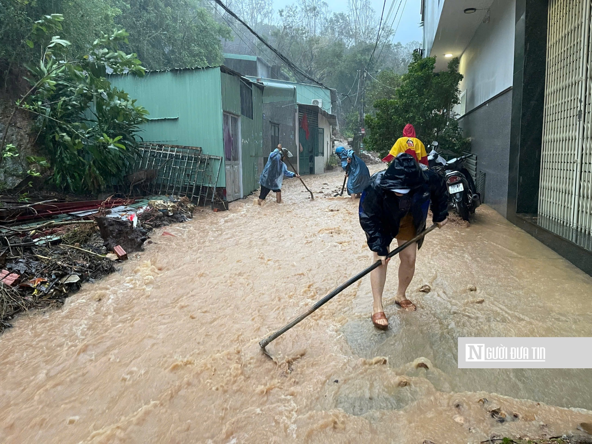 Gia Lai: Nước lũ dồn dập ngập trên mức lịch sử năm 1999, người dân liên tục gọi cứu hộ- Ảnh 6.