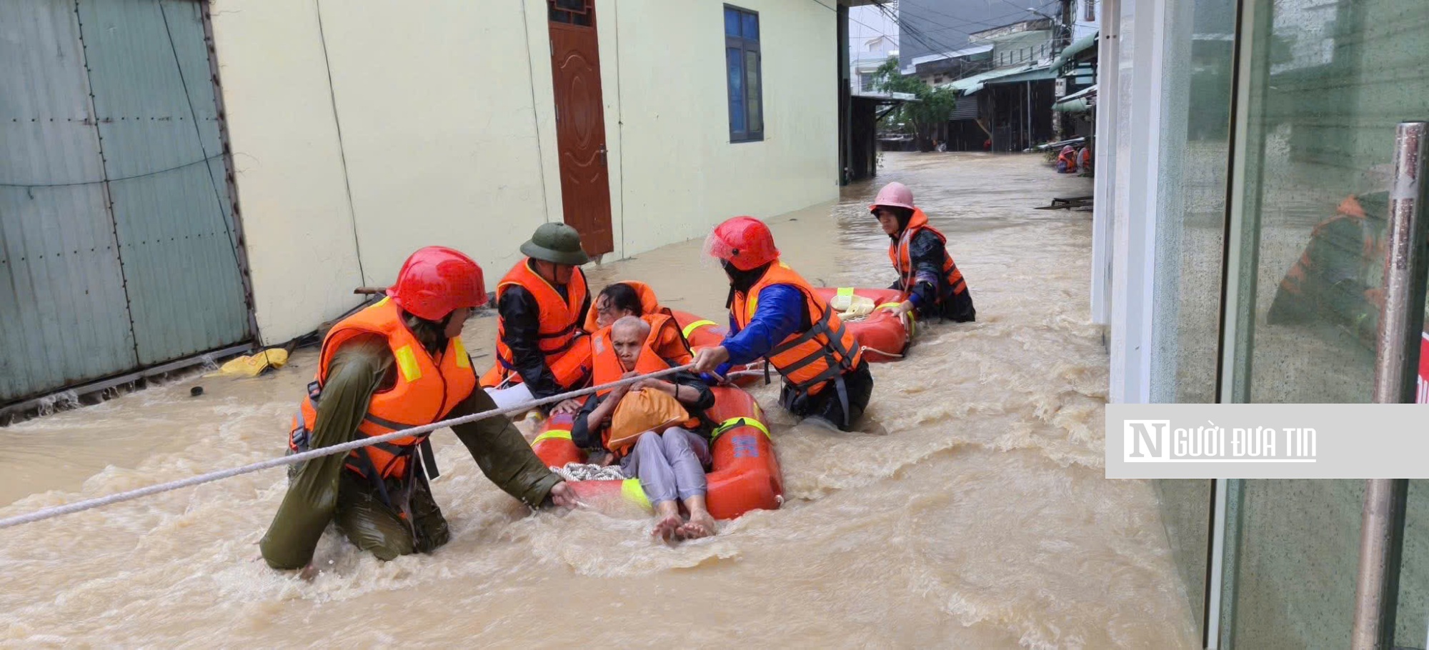 Gia Lai: Nước lũ dồn dập ngập trên mức lịch sử năm 1999, người dân liên tục gọi cứu hộ- Ảnh 3.