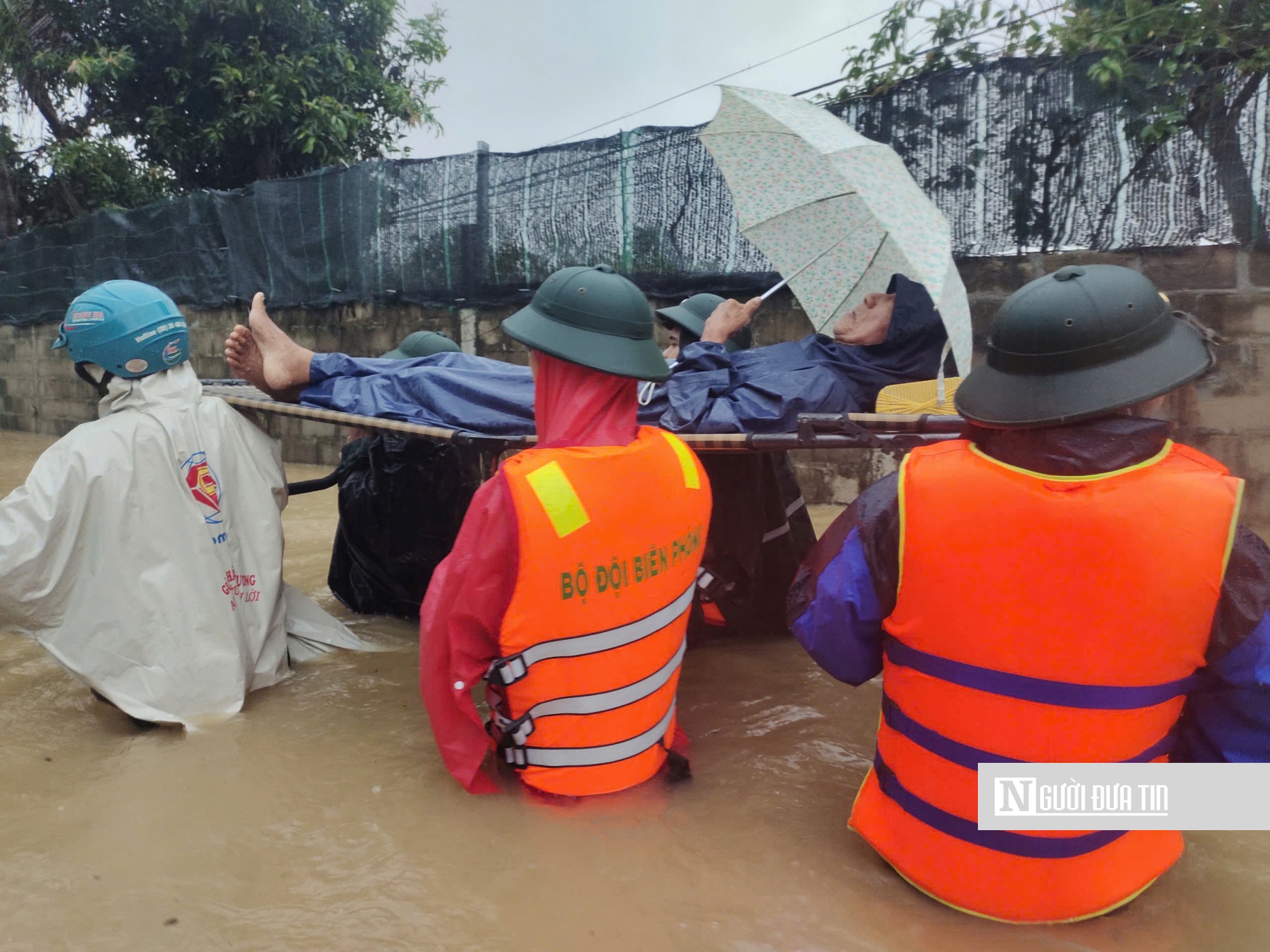 Gia Lai: Nước lũ dồn dập ngập trên mức lịch sử năm 1999, người dân liên tục gọi cứu hộ- Ảnh 5.