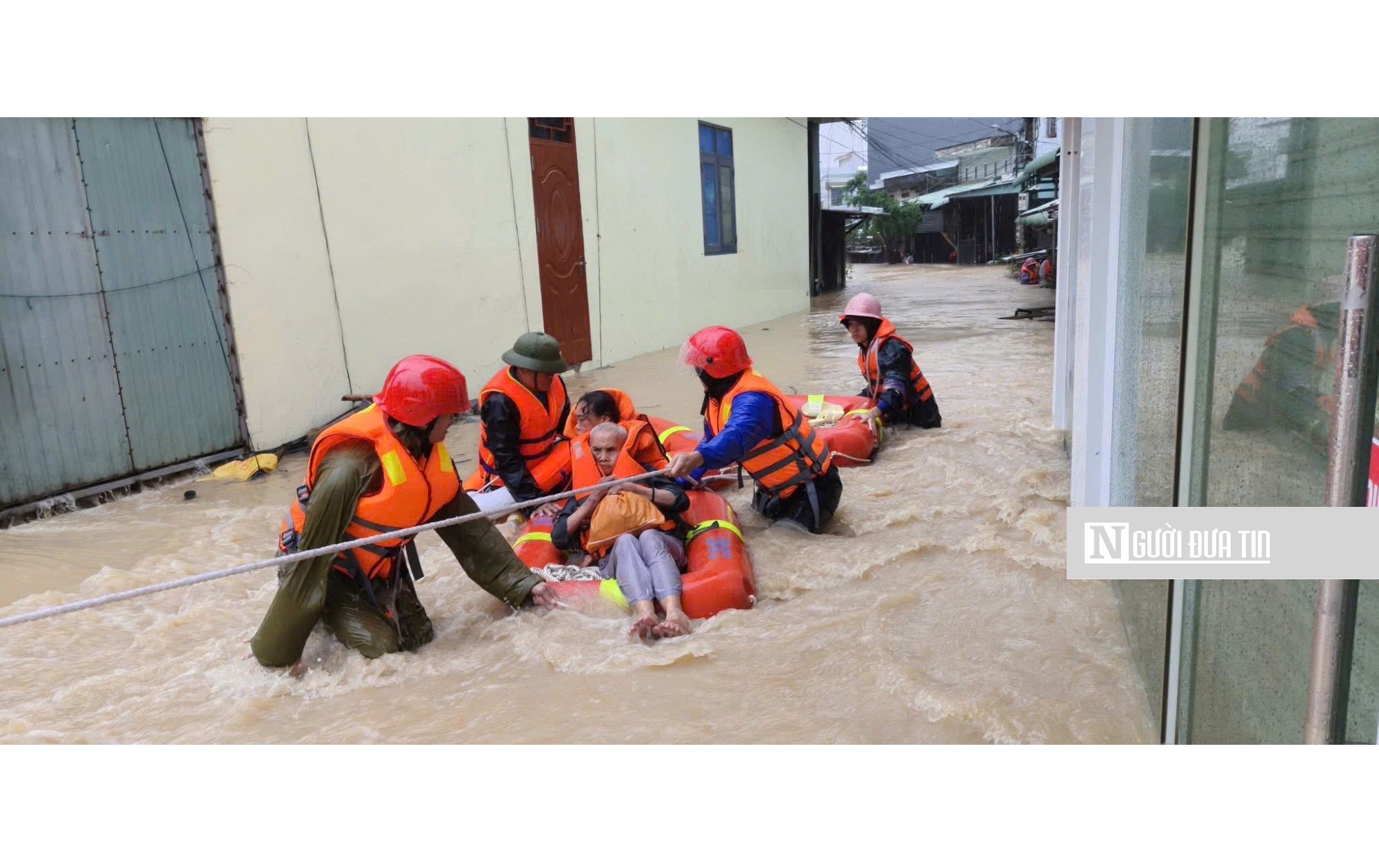Cận cảnh Công an, Bộ đội ở Gia Lai dầm mình trong lũ dữ ứng cứu người dân- Ảnh 8.