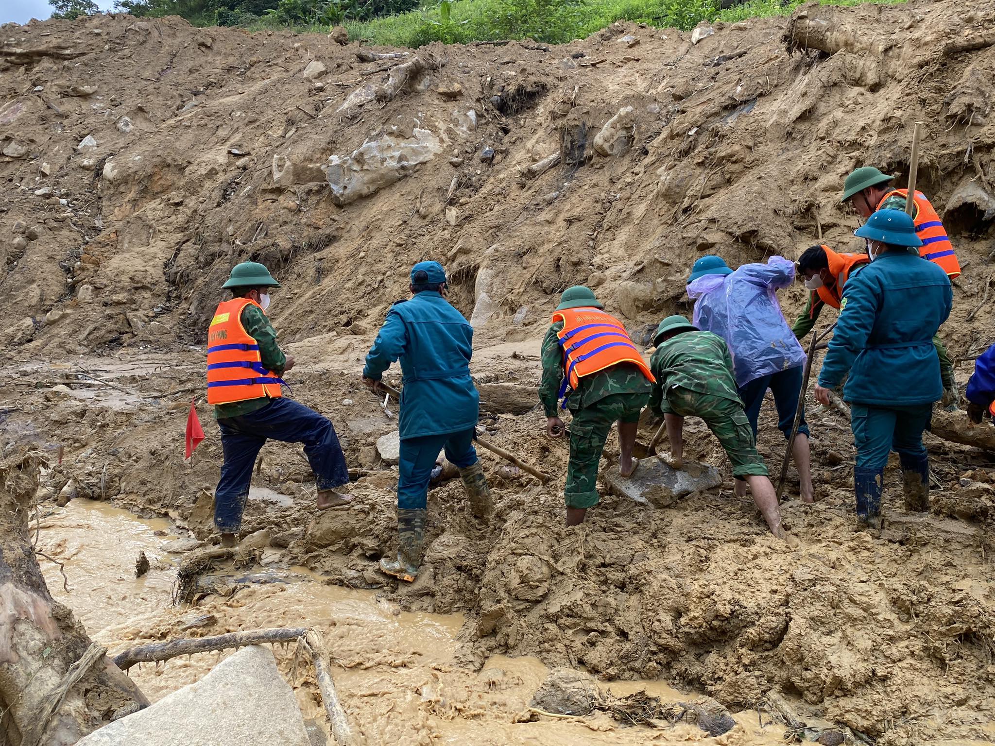 Đà Nẵng: Phát hiện thi thể đầu tiên, công tác tìm kiếm ở Hùng Sơn vẫn đầy rủi ro- Ảnh 2. Đà Nẵng: Phát hiện thi thể đầu tiên, công tác tìm kiếm ở Hùng Sơn vẫn đầy rủi ro- Ảnh 2.