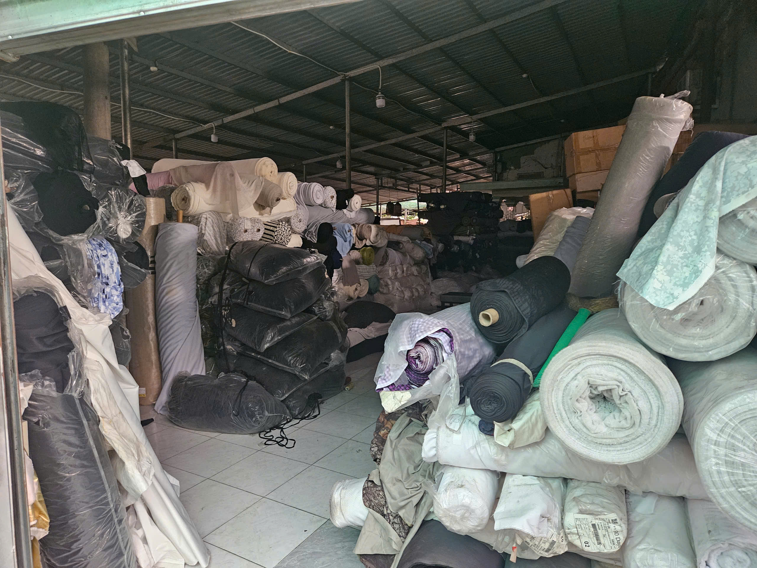 Phát hiện kho hàng chứa trên 105 tấn vải cuộn không rõ nguồn gốc - Ảnh 1.