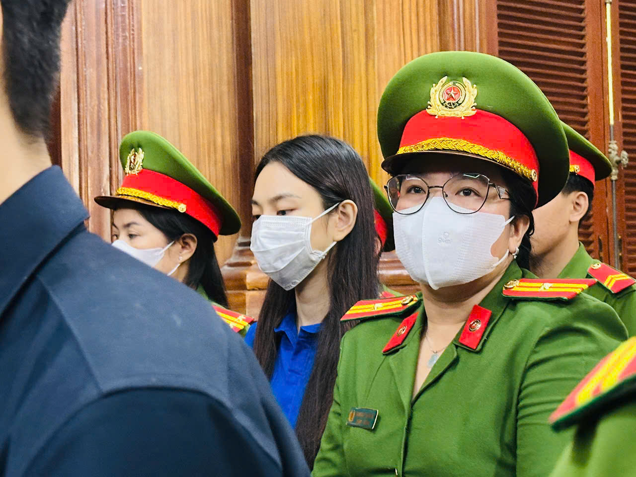 Vụ án kẹo Kera: Hoa hậu Thùy Tiên và đồng phạm từ ánh đèn livestream đến vành móng ngựa- Ảnh 7. Vụ án kẹo Kera: Hoa hậu Thùy Tiên và đồng phạm từ ánh đèn livestream đến vành móng ngựa- Ảnh 7.