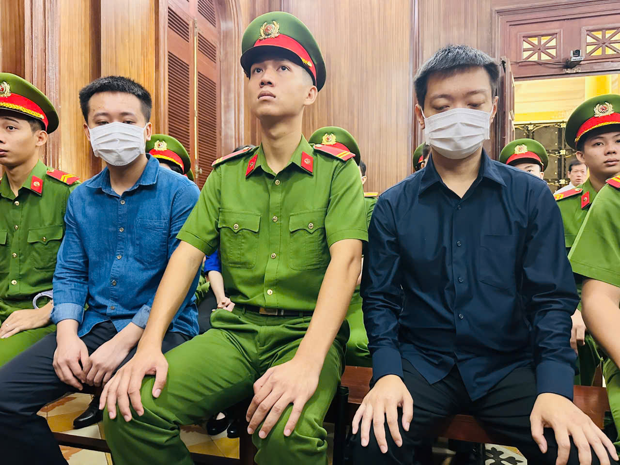 Vụ án kẹo Kera: Hoa hậu Thùy Tiên và đồng phạm từ ánh đèn livestream đến vành móng ngựa- Ảnh 6. Vụ án kẹo Kera: Hoa hậu Thùy Tiên và đồng phạm từ ánh đèn livestream đến vành móng ngựa- Ảnh 6.