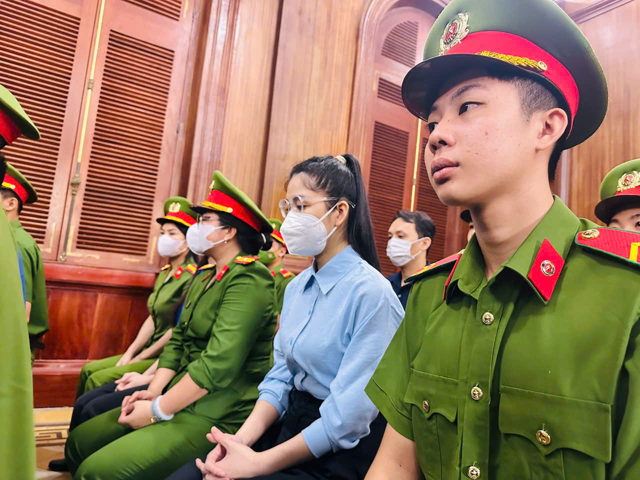 Vụ án kẹo Kera: Hoa hậu Thùy Tiên và đồng phạm từ ánh đèn livestream đến vành móng ngựa- Ảnh 9. Vụ án kẹo Kera: Hoa hậu Thùy Tiên và đồng phạm từ ánh đèn livestream đến vành móng ngựa- Ảnh 9.