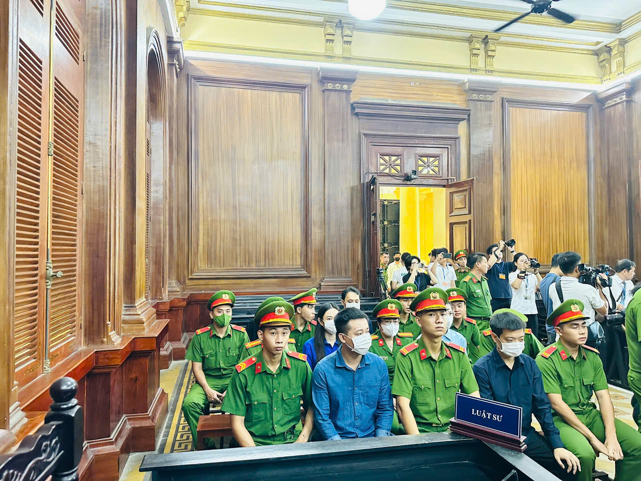 Vụ án kẹo Kera: Hoa hậu Thùy Tiên và đồng phạm từ ánh đèn livestream đến vành móng ngựa- Ảnh 10. Vụ án kẹo Kera: Hoa hậu Thùy Tiên và đồng phạm từ ánh đèn livestream đến vành móng ngựa- Ảnh 10.