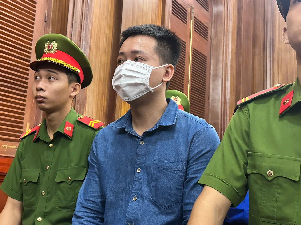 Vụ án kẹo Kera: Hoa hậu Thùy Tiên và đồng phạm từ ánh đèn livestream đến vành móng ngựa- Ảnh 4. Vụ án kẹo Kera: Hoa hậu Thùy Tiên và đồng phạm từ ánh đèn livestream đến vành móng ngựa- Ảnh 4.