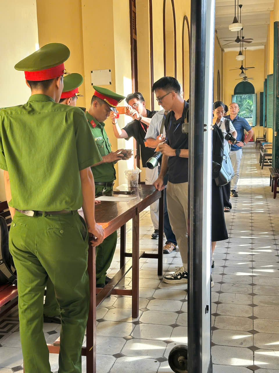 Vụ án kẹo Kera: Hoa hậu Thùy Tiên và đồng phạm từ ánh đèn livestream đến vành móng ngựa- Ảnh 2. Vụ án kẹo Kera: Hoa hậu Thùy Tiên và đồng phạm từ ánh đèn livestream đến vành móng ngựa- Ảnh 2.