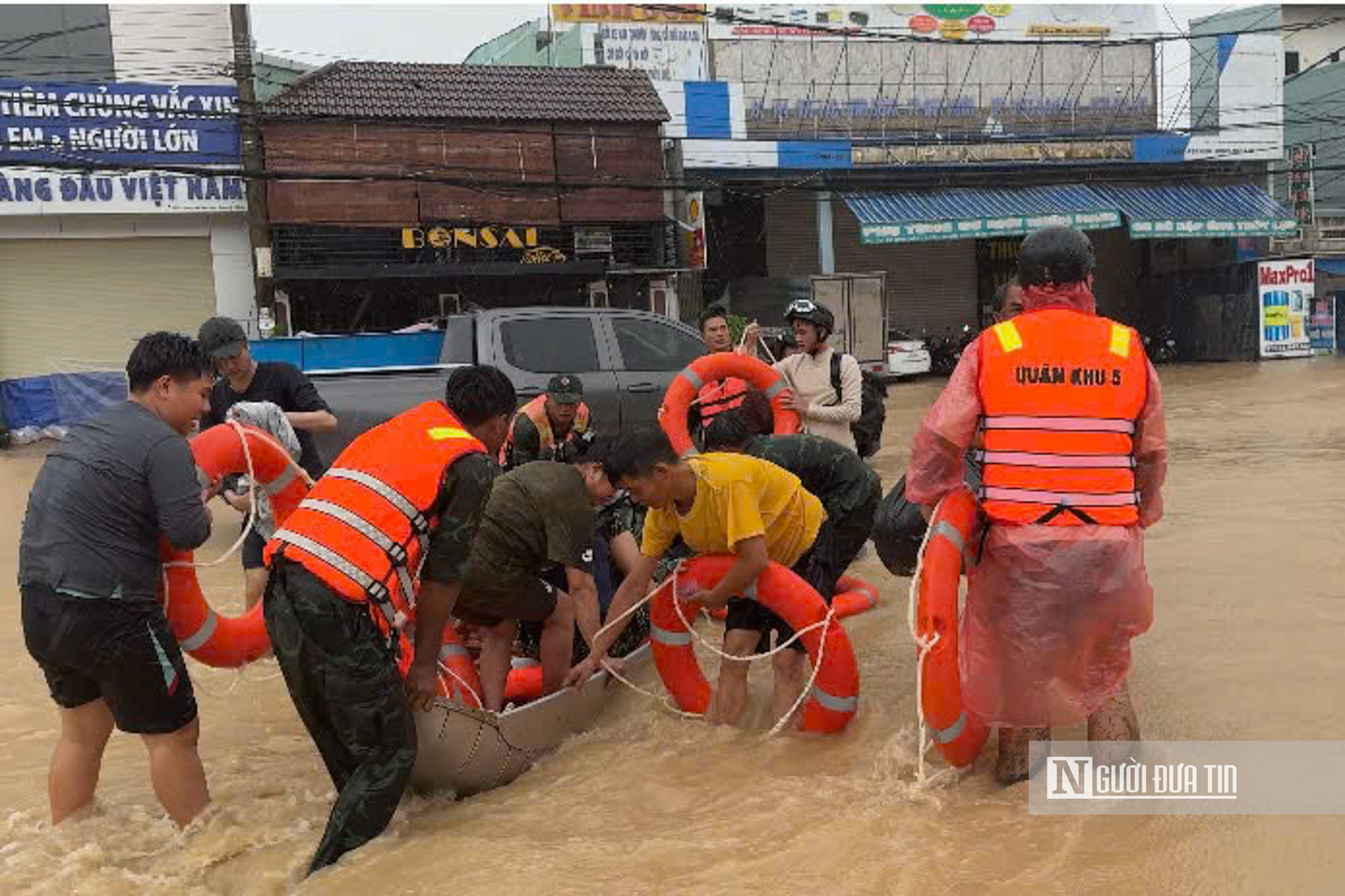 Lũ dâng cao tại Gia Lai: "Chưa bao giờ thấy cảnh kêu cứu nhiều như vậy"- Ảnh 1.