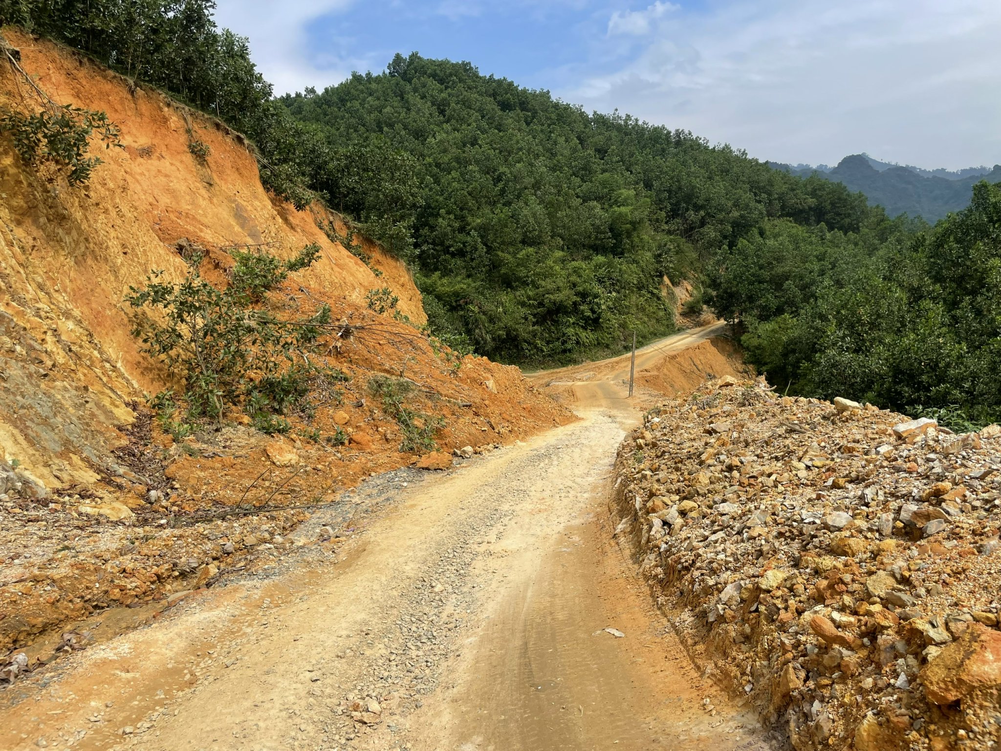 Đường giao thông thi công dang dở, dân khổ sở vì đi lại khó khăn- Ảnh 3. Đường giao thông thi công dang dở, dân khổ sở vì đi lại khó khăn- Ảnh 3.