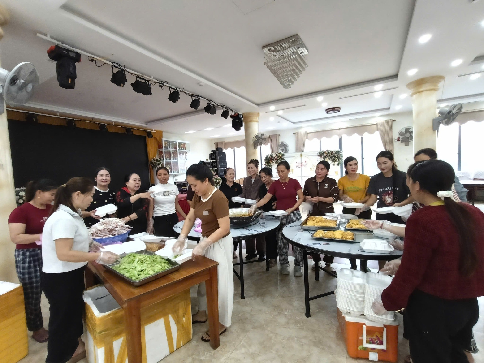 Ấm áp tinh thần dân tộc, nghĩa đồng bào trong mưa lũ- Ảnh 3. Ấm áp tinh thần dân tộc, nghĩa đồng bào trong mưa lũ- Ảnh 3.