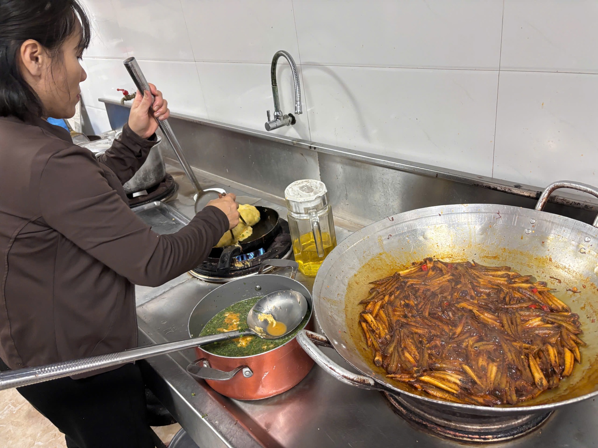 Ấm áp tinh thần dân tộc, nghĩa đồng bào trong mưa lũ- Ảnh 2. Ấm áp tinh thần dân tộc, nghĩa đồng bào trong mưa lũ- Ảnh 2.