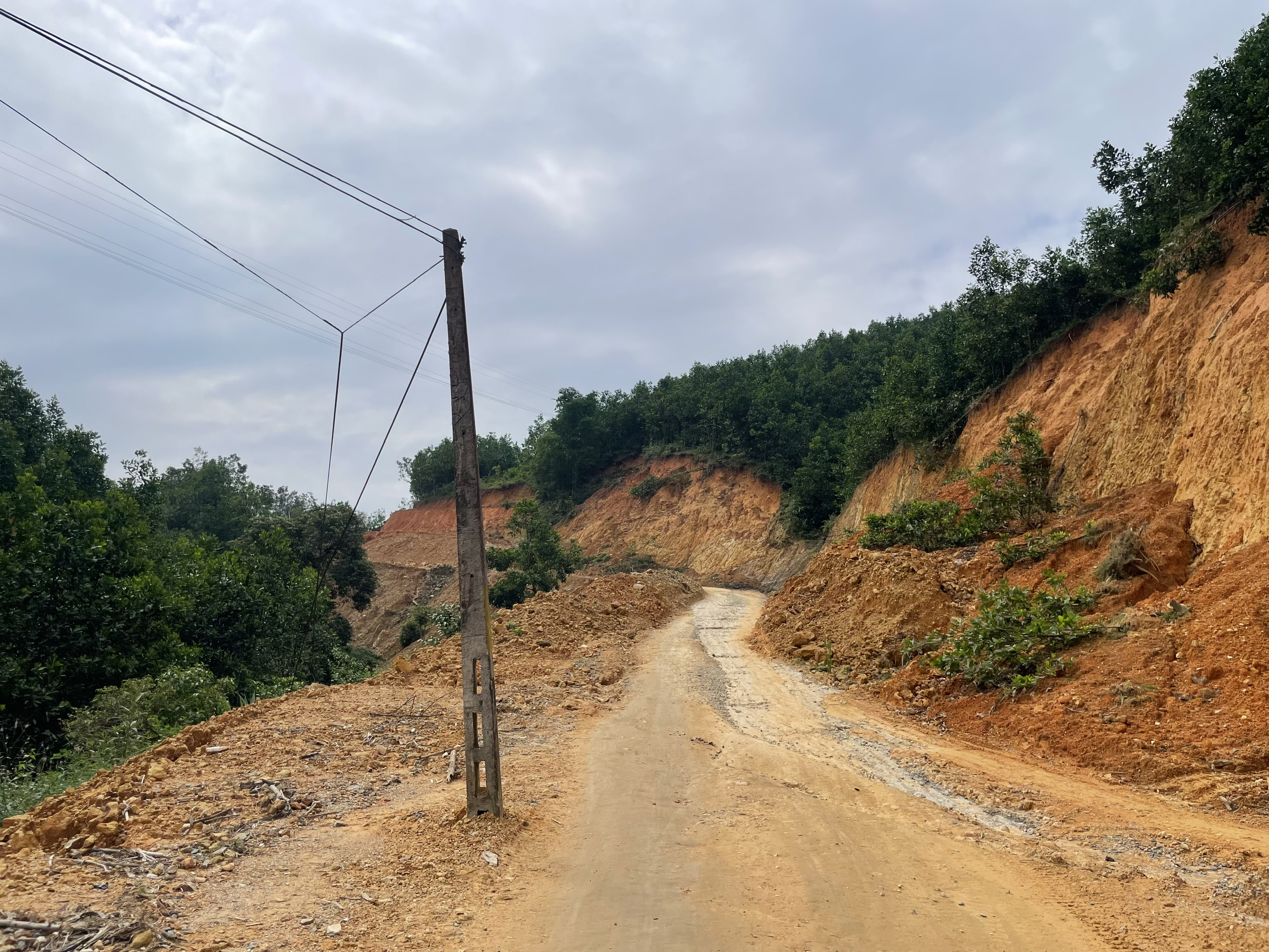 Đường giao thông thi công dang dở, dân khổ sở vì đi lại khó khăn- Ảnh 4. Đường giao thông thi công dang dở, dân khổ sở vì đi lại khó khăn- Ảnh 4.