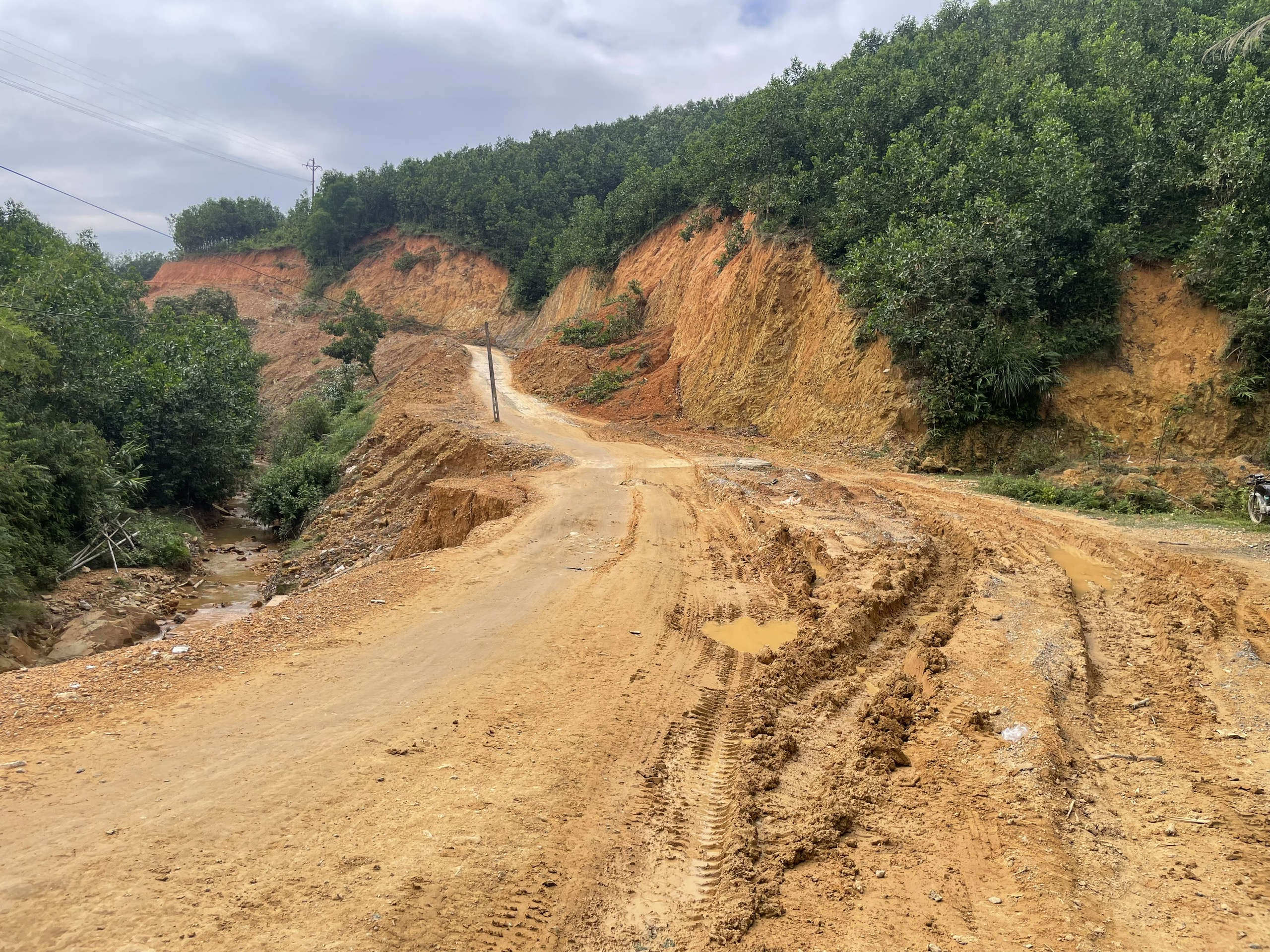 Đường giao thông thi công dang dở, dân khổ sở vì đi lại khó khăn- Ảnh 2. Đường giao thông thi công dang dở, dân khổ sở vì đi lại khó khăn- Ảnh 2.