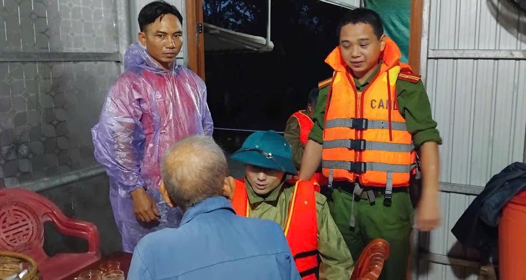 Người miền Trung dìu nhau qua cơn bão lũ- Ảnh 5. Người miền Trung dìu nhau qua cơn bão lũ- Ảnh 5.