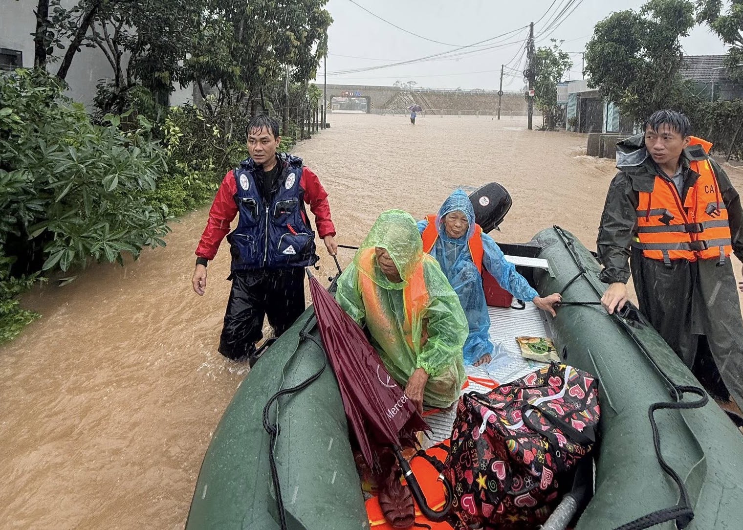 Ấm áp tinh thần dân tộc, nghĩa đồng bào trong mưa lũ- Ảnh 8. Ấm áp tinh thần dân tộc, nghĩa đồng bào trong mưa lũ- Ảnh 8.