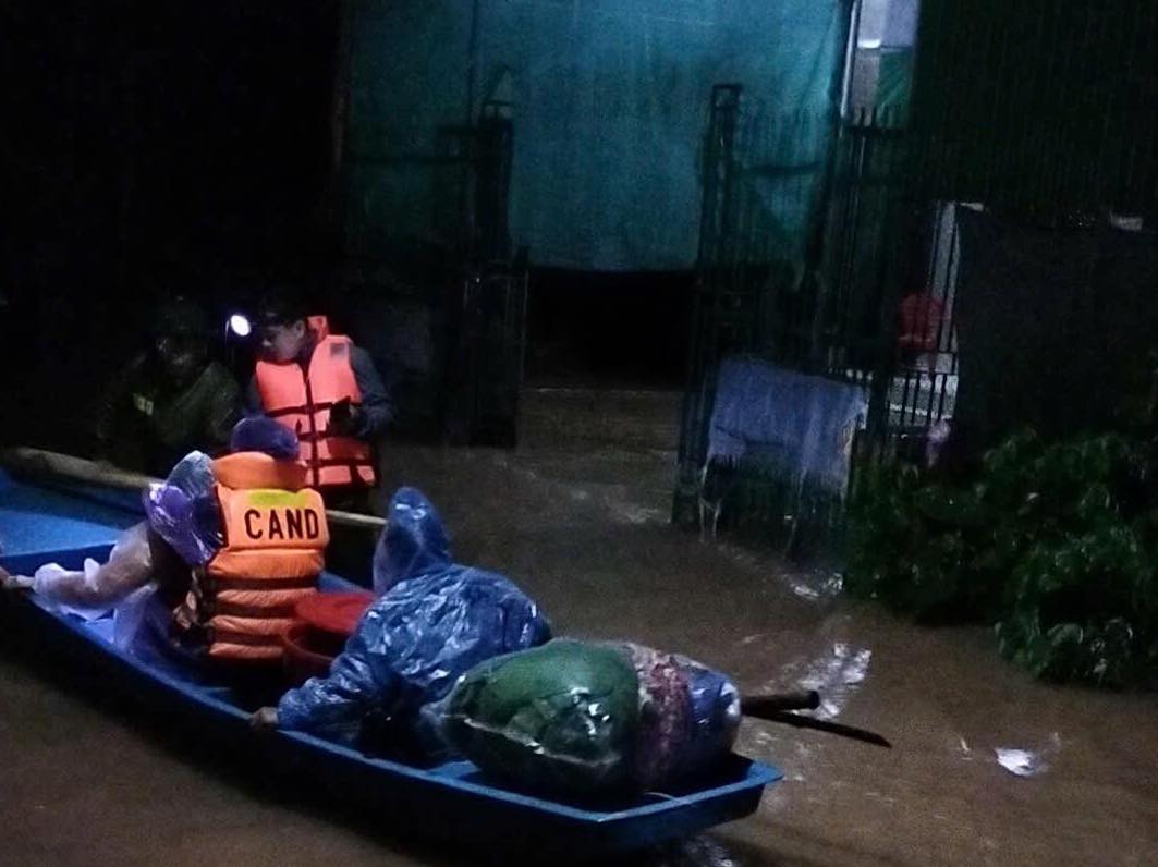 Người miền Trung dìu nhau qua cơn bão lũ- Ảnh 4. Người miền Trung dìu nhau qua cơn bão lũ- Ảnh 4.