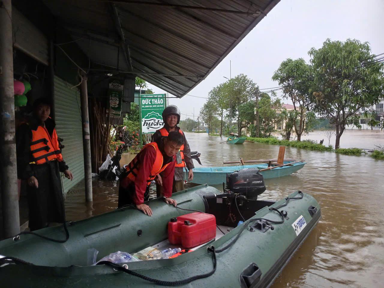 Người miền Trung dìu nhau qua cơn bão lũ- Ảnh 6. Người miền Trung dìu nhau qua cơn bão lũ- Ảnh 6.