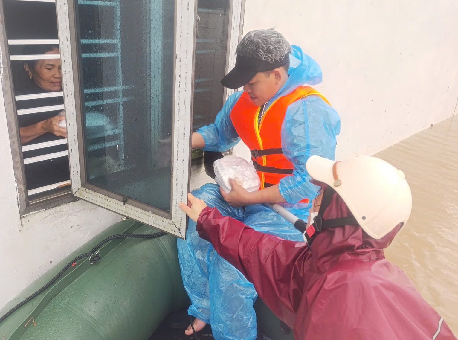 Ấm áp tinh thần dân tộc, nghĩa đồng bào trong mưa lũ- Ảnh 5. Ấm áp tinh thần dân tộc, nghĩa đồng bào trong mưa lũ- Ảnh 5.