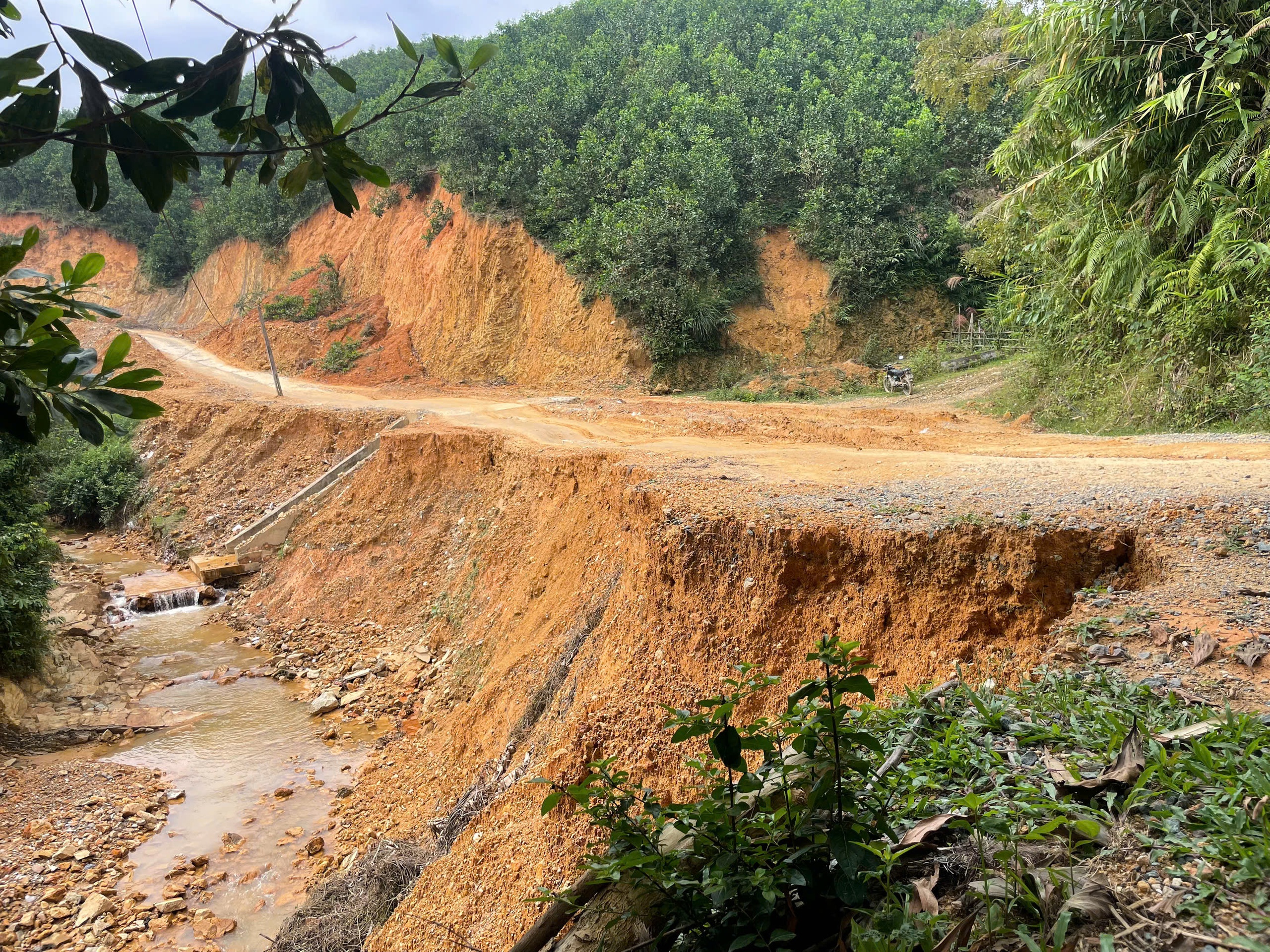 Đường giao thông thi công dang dở, dân khổ sở vì đi lại khó khăn- Ảnh 5. Đường giao thông thi công dang dở, dân khổ sở vì đi lại khó khăn- Ảnh 5.
