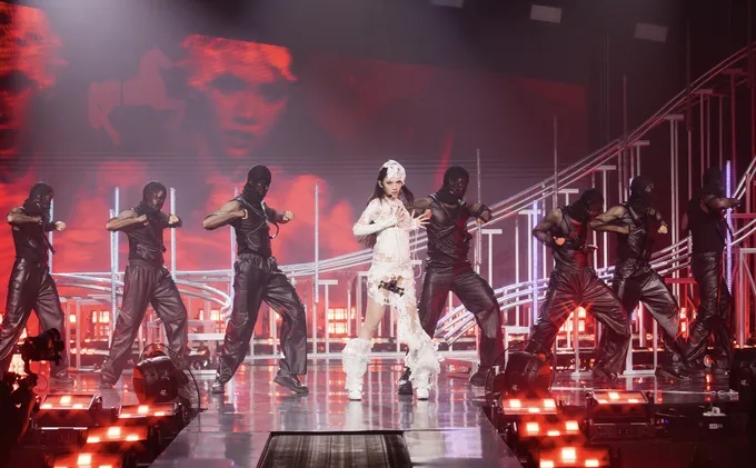 Hoa hậu Mai Phương gây ấn tượng khi hợp tác 4 nghệ sĩ quốc tế - Ảnh 1.