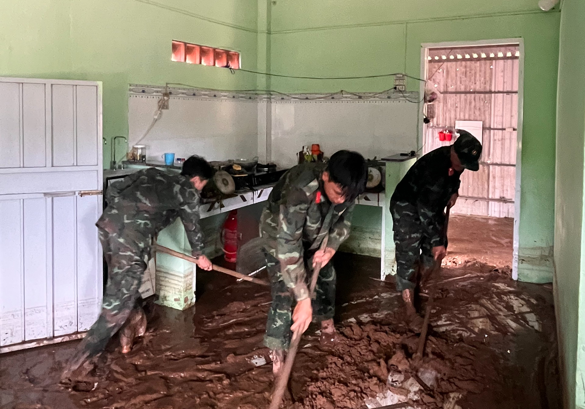 Cận cảnh tan hoang sau vụ vỡ hồ chứa nước ở Lâm Đồng- Ảnh 8. Cận cảnh tan hoang sau vụ vỡ hồ chứa nước ở Lâm Đồng- Ảnh 8.