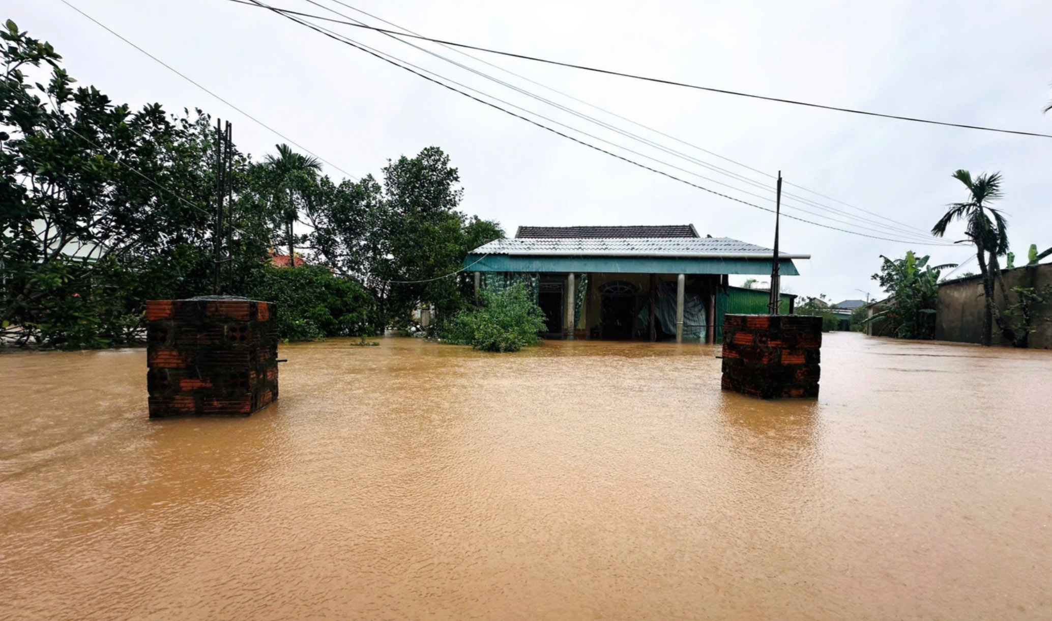 Người miền Trung dìu nhau qua cơn bão lũ- Ảnh 3. Người miền Trung dìu nhau qua cơn bão lũ- Ảnh 3.