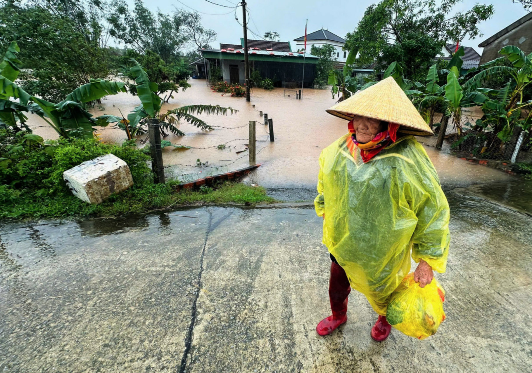 Người miền Trung dìu nhau qua cơn bão lũ- Ảnh 2. Người miền Trung dìu nhau qua cơn bão lũ- Ảnh 2.