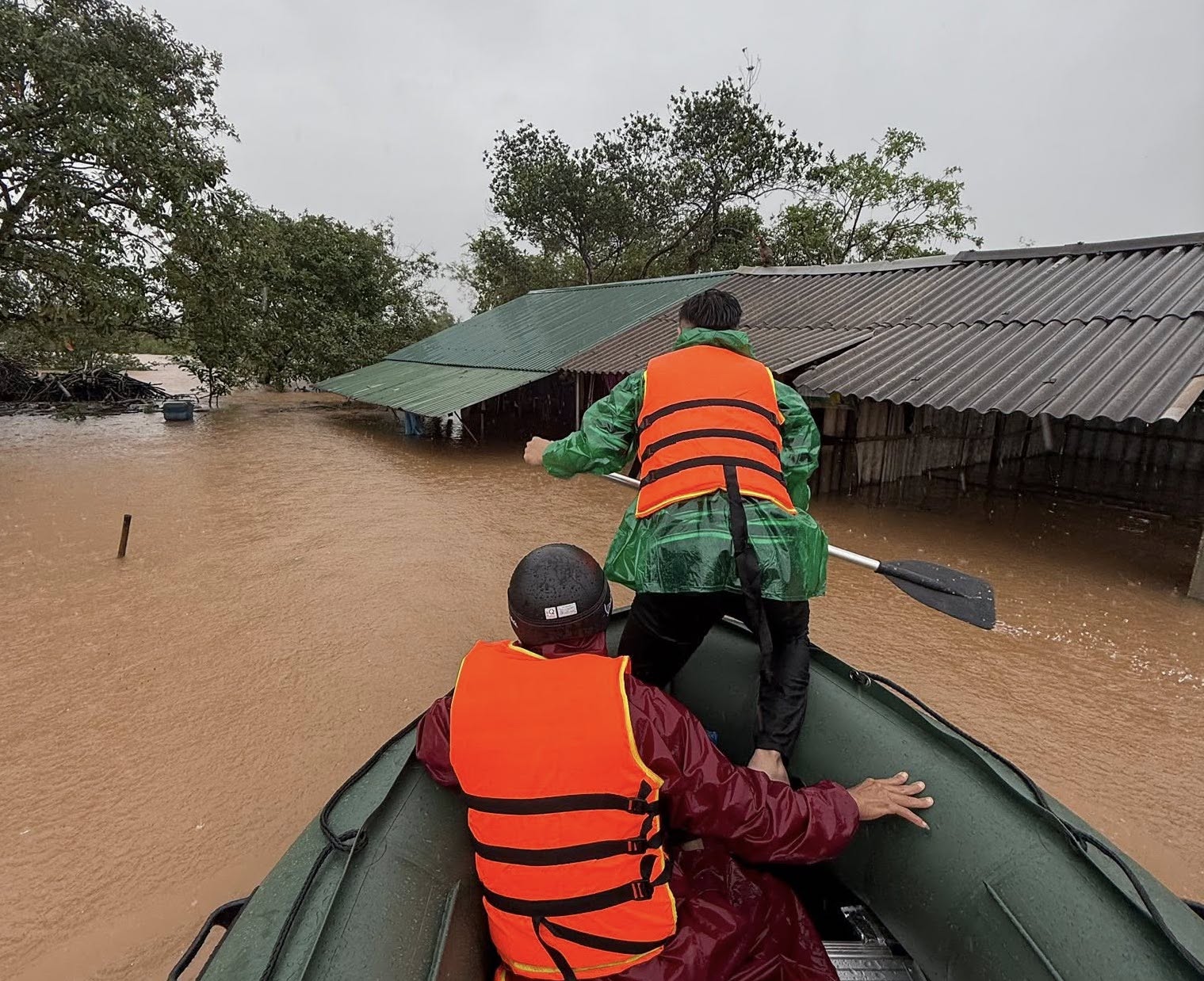 Ấm áp tinh thần dân tộc, nghĩa đồng bào trong mưa lũ- Ảnh 6. Ấm áp tinh thần dân tộc, nghĩa đồng bào trong mưa lũ- Ảnh 6.