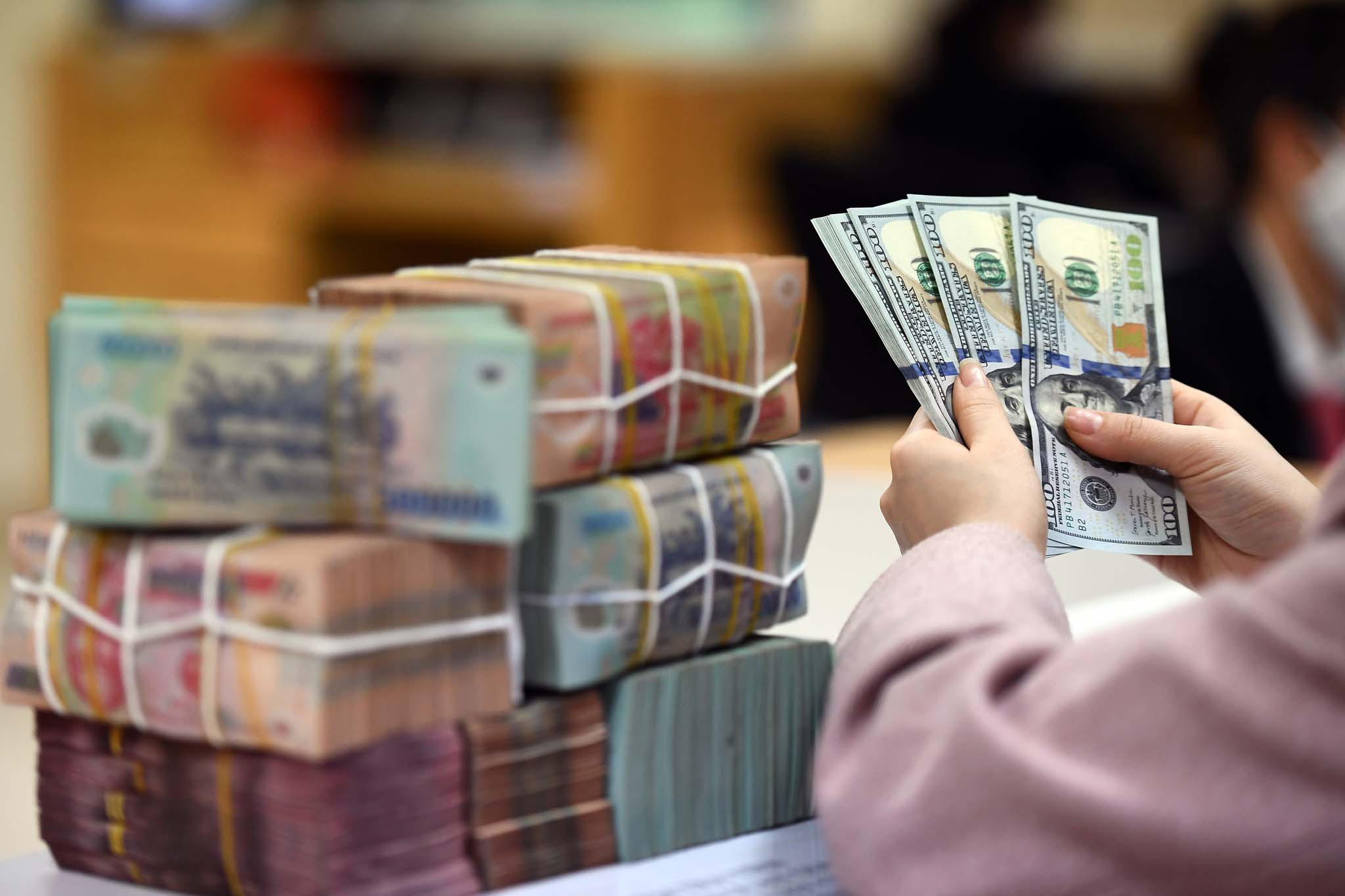 Loạt ngân hàng đang “bơm” bao nhiêu tiền vào bất động sản?- Ảnh 1. Loạt ngân hàng đang “bơm” bao nhiêu tiền vào bất động sản?- Ảnh 1.