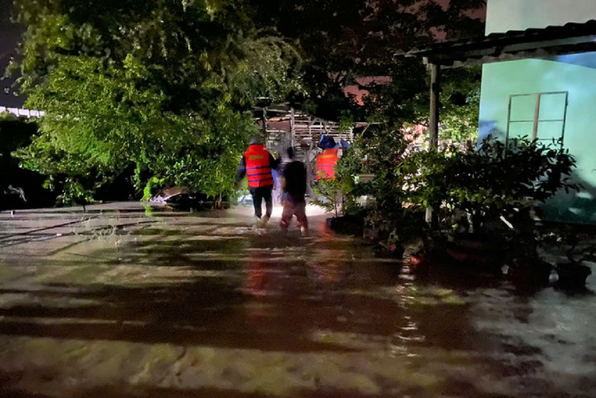 Lâm Đồng: Vỡ hồ chứa, lũ cuồn cuộn về trong đêm, 3 người bị cuốn trôi - Ảnh 1.