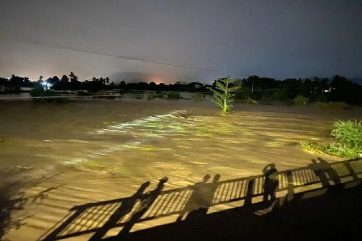 Lâm Đồng: Vỡ hồ chứa, lũ cuồn cuộn về trong đêm, 3 người bị cuốn trôi - Ảnh 2.