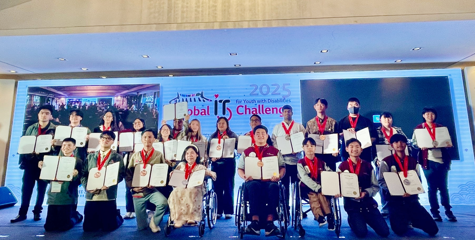 Việt Nam giành 3 giải thưởng lớn tại cuộc thi công nghệ thông tin cho người khuyết tật - Ảnh 1. Việt Nam giành 3 giải thưởng lớn tại cuộc thi công nghệ thông tin cho người khuyết tật - Ảnh 1.