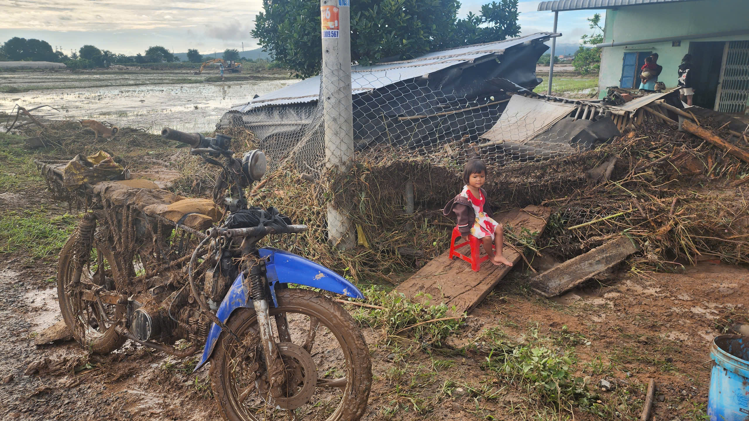 Cận cảnh hiện trạng tại hồ chứa nước trên núi ở Lâm Đồng bị vỡ gây thiệt hại về người và tài sản - Ảnh 7.