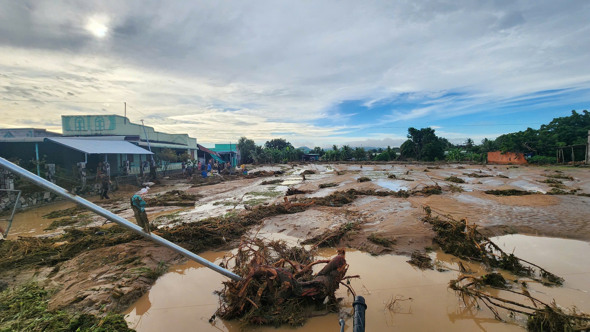 Cận cảnh tan hoang sau vụ vỡ hồ chứa nước ở Lâm Đồng- Ảnh 3. Cận cảnh tan hoang sau vụ vỡ hồ chứa nước ở Lâm Đồng- Ảnh 3.