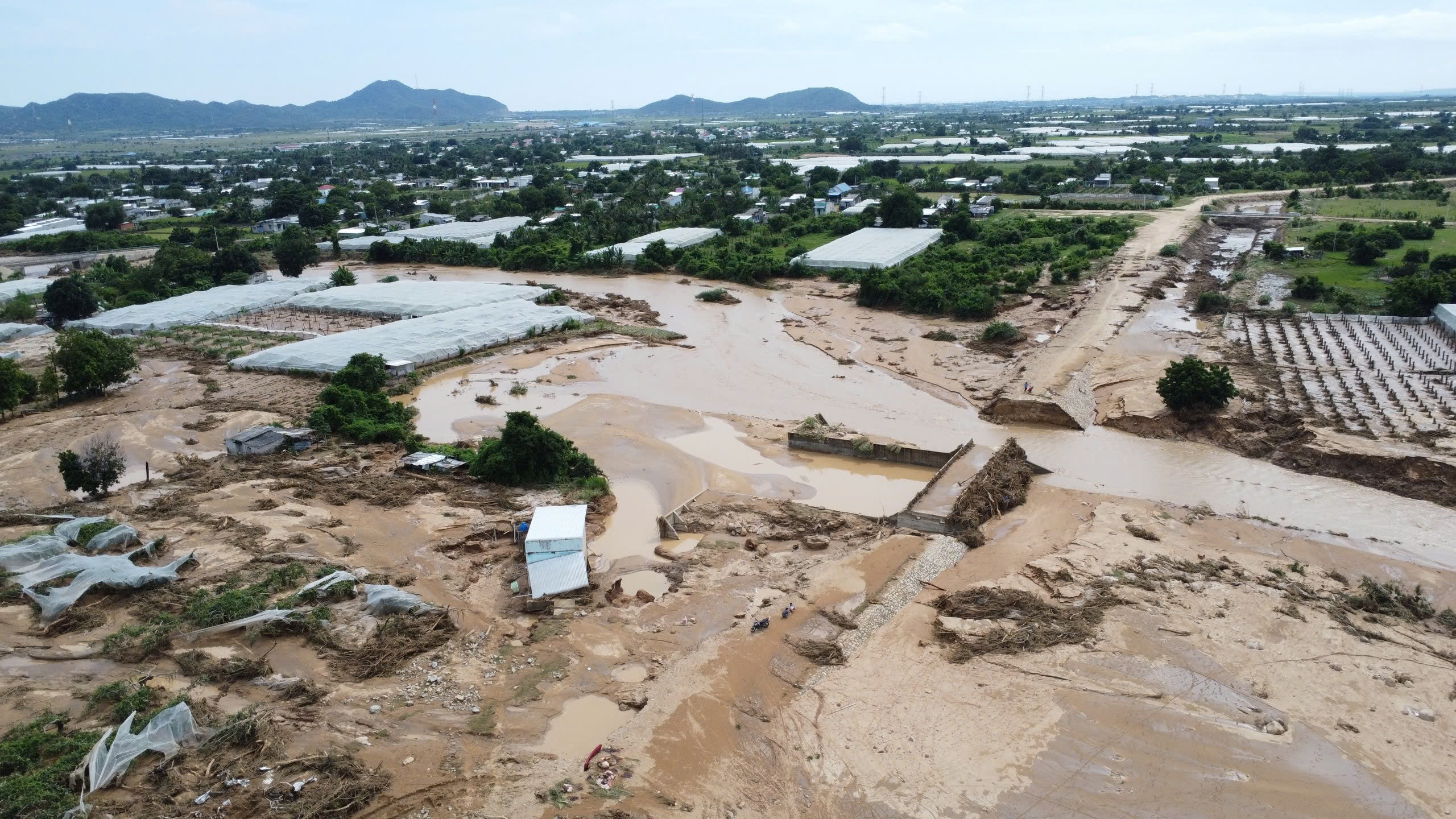 Hồ chứa 900.000m³ nghi bị vỡ tại Lâm Đồng, chưa từng được cấp phép- Ảnh 4. Hồ chứa 900.000m³ nghi bị vỡ tại Lâm Đồng, chưa từng được cấp phép- Ảnh 4.