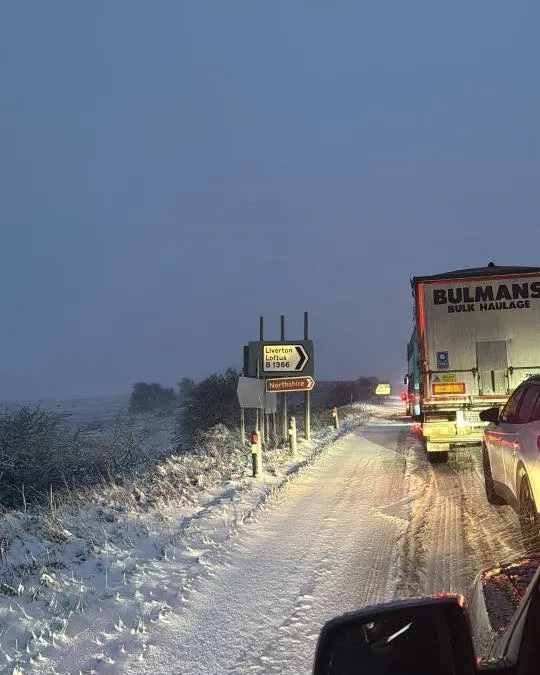 Tuyết rơi kỷ lục ở Bắc Yorkshire, tài xế bỏ xe, nhiều làng bị cô lập - Ảnh 2.