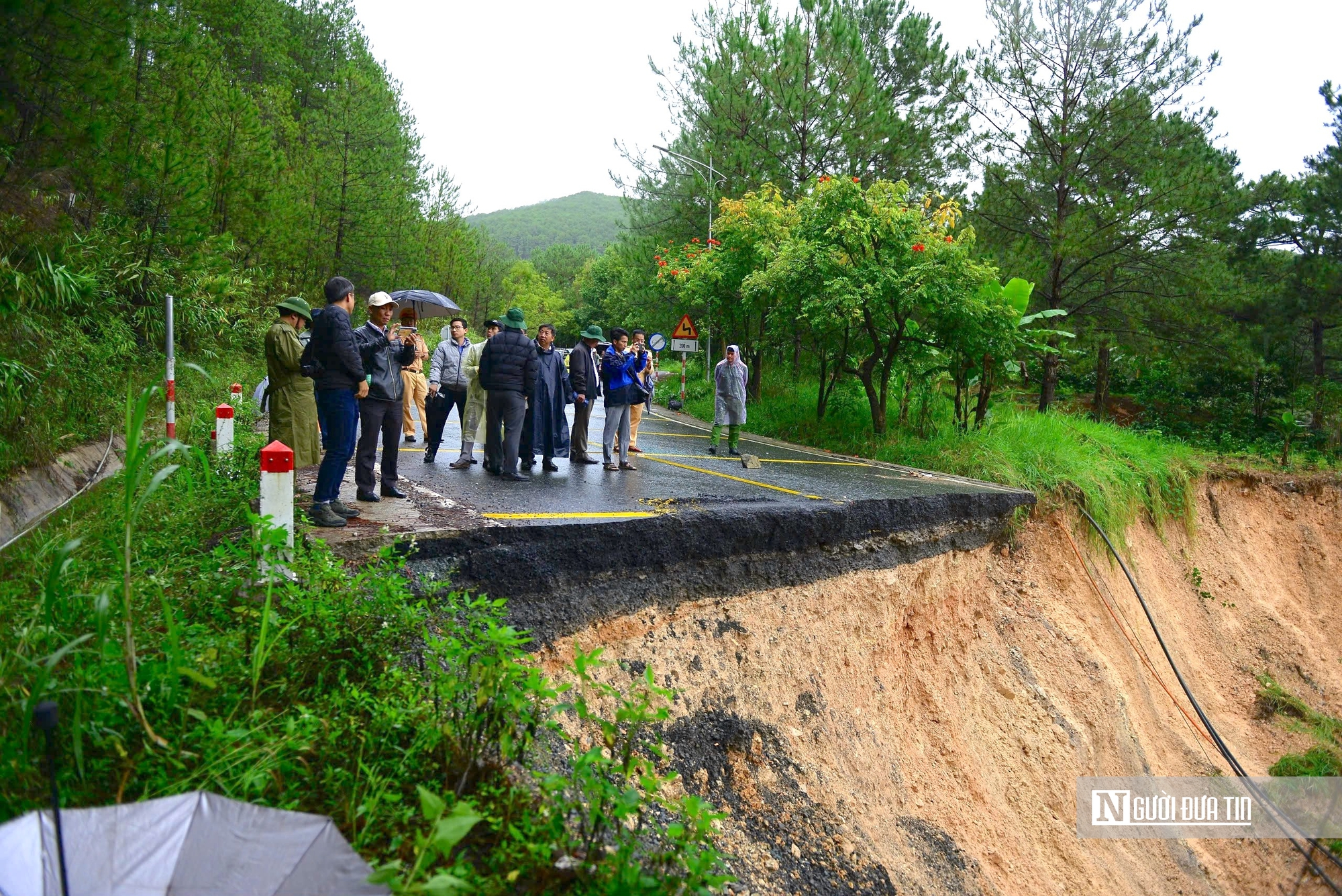 Cận cảnh đèo Mimosa Đà Lạt đứt gãy, sạt lở nghiêm trọng, giao thông chia cắt - Ảnh 2.